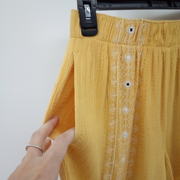 AEO Yellow Crape Jewled Lined Shorts Pull On Made in India S American Eagle - Picture 6 of 10